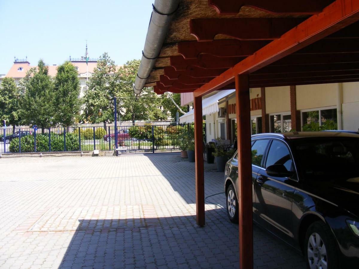 Hotel Pelikan Hódmezővásárhely Dış mekan fotoğraf